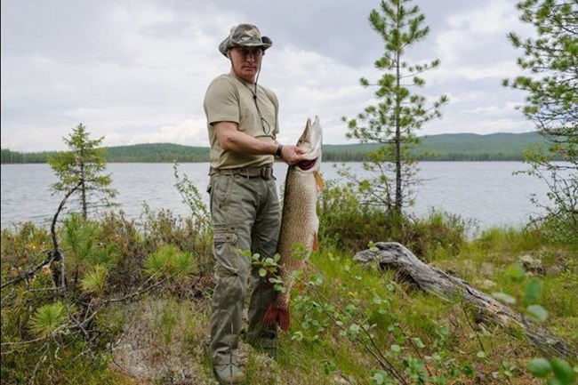 Владимир Путин успява да хване 21 килограмова щука